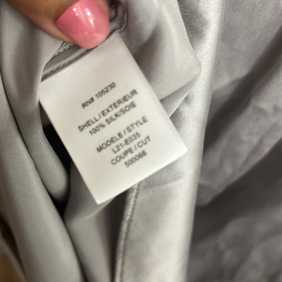 Equipment femme SIGNATURE SILK SHIRT in a silver grey color - Picture 4 of 6